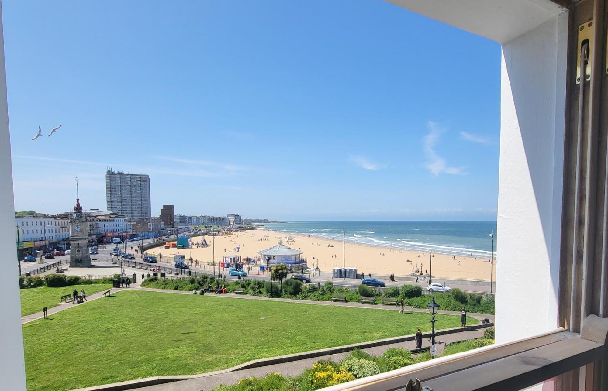Sunset Point Apts - North Shore Apartment Margate